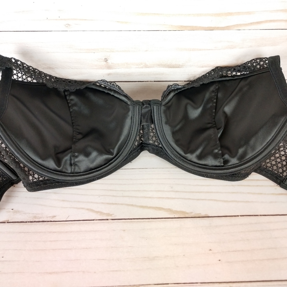 Victoria's Secret Fishnet Lace Push-up Bra - Picture 7 of 9